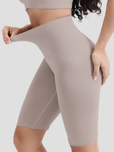 Dettaglio della trama a coste verticali e del tessuto elasticizzato dello shapewear marrone