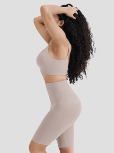 Vue latérale de l'ensemble de sport côtelé sans couture avec soutien-gorge et short café