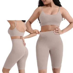 Ensemble de yoga deux pièces côtelé avec brassière beige et short à taille haute