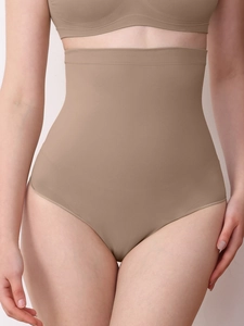 Dettaglio guaina contenitiva a vita alta beige in tessuto elastico senza cuciture
