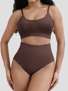 Dettaglio del set intimo senza cuciture marrone scuro con vita alta e dettagli a costine