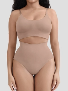Dettaglio del tessuto a coste senza cuciture sul set intimo modellante nudo due pezzi