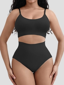 Dettaglio del set modellante nero senza cuciture a coste con pantaloncini a vita alta