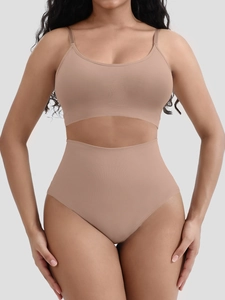 Dettaglio del set modellante senza cuciture con canotta e vita alta in beige