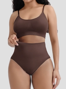 Dettaglio del set intimo modellante marrone caffè senza cuciture con tessuto a coste