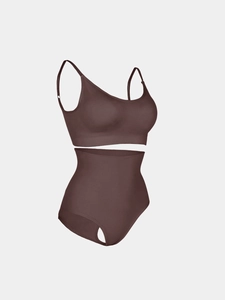 Dettaglio del set shapewear senza cuciture marrone scuro con top a canotta e mutandine alte