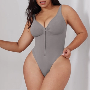 Detail eines grauen nahtlosen Bodysuits mit tiefem V-Ausschnitt und Frontreißverschluss