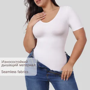 Détail d'un body blanc à col en V en tissu extensible, respirant et sans couture de qualité