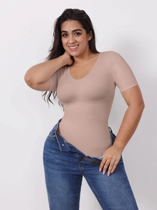 Détail du body sculptant beige avec col rond montrant l'effet de modelage du corps