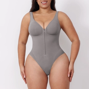 Detailansicht eines grauen nahtlosen Bodysuits mit breiten Trägern und Reißverschluss