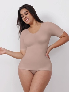Détail du tissu sans couture hautement élastique sur un haut sculptant beige à col en V