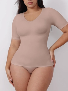 Gros plan du haut sculptant sans couture chair avec col en V et tissu extensible