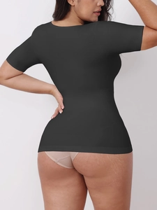 Vue arrière de ce T-shirt gainant noir montrant l'effet sculptant sur la taille affinée
