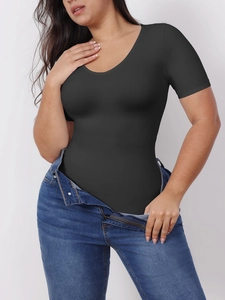 Gros plan du body noir à manches courtes avec col en V et texture amincissante