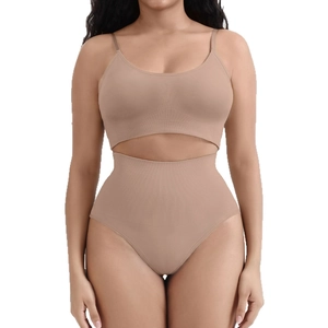 Completo modellante beige senza cuciture con crop top a coste e slip a vita alta