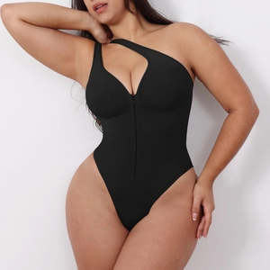 Detail der schwarzen Ein-Schulter-Shapewear mit Cut-Out-Design und Metallreißverschluss