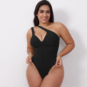 Detail eines schwarzen nahtlosen Bodysuits mit Ausschnitt und vertikalem Reißverschluss