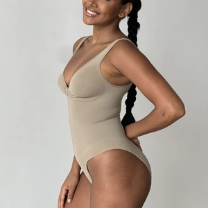 Detailansicht des khakifarbenen Bodysuits mit V-Ausschnitt und Taillen-Schlankheitseffekt