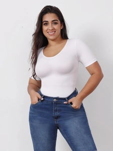 Détail du body blanc à col en U avec un jean bleu taille haute pour femme