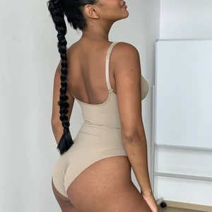 Detail eines nahtlosen Kompressions-Bodysuits mit U-Rücken und hochelastischem beigem Stoff