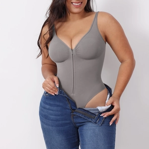 Detailansicht grauer nahtloser Bodysuit mit Frontreißverschluss und Rippenstruktur