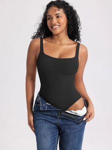 Body nero aderente con scollo a U senza maniche abbinato a jeans in uno studio