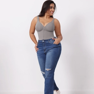 Detailansicht eines grauen nahtlosen Shapewear Bodys mit Frontreißverschluss und Elastizität