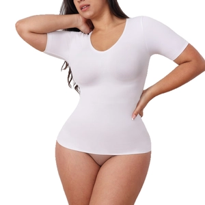 T-shirt gainant blanc pour femme à manches courtes avec col en V et contrôle du ventre