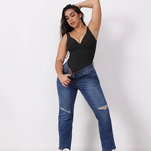 Details des schwarzen nahtlosen Shaper-Bodys mit V-Ausschnitt und blauer Jeanshose