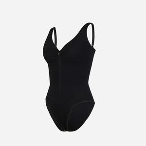 Detail eines nahtlosen Bodysuits mit Frontreißverschluss und verstellbaren Trägern