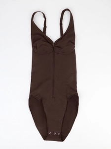 Detail eines kaffeebraunen nahtlosen Bodysuits mit Frontreißverschluss und Druckknöpfen