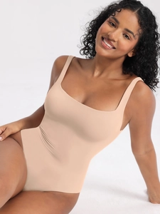 Dettaglio body modellante color carne con spalline larghe e tessuto elastico senza cuciture