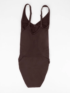 Details von nahtloser Shapewear in Dunkelbraun mit verstellbaren Trägern und Reißverschluss