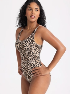 Dettaglio della stampa leopardata e del tessuto elastico di un costume da bagno donna