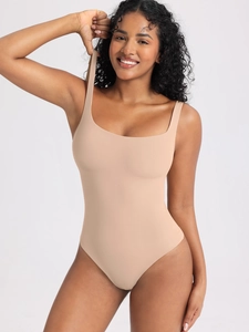 Dettaglio del tessuto elasticizzato senza cuciture sul bodysuit color carne con scollo a U