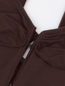 Detailansicht der schokobraunen Shapewear mit nahtlosem verdecktem Reißverschluss und Raffung
