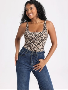 Dettaglio di body leopardato con scollo quadrato e spalline sottili abbinato ai jeans