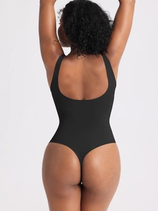 Dettaglio del bodysuit nero senza schienale con profondo scollo a U e taglio a perizoma