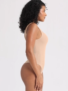 Dettaglio del bodysuit modellante beige a doppio strato con cuciture laterali piatte
