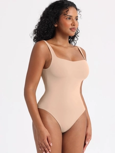 Body beige attillato con scollo quadrato e doppio strato in tessuto elasticizzato