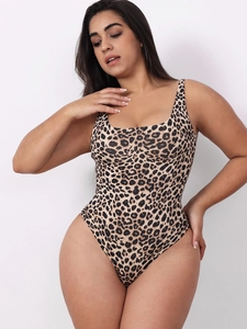 Dettaglio body leopardato a sgambatura alta con scollo a U profondo e vestibilità slim