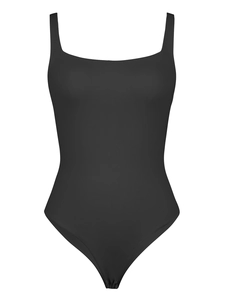 Dettaglio body nero con scollo a U, spalline larghe e chiusura con bottoni a pressione