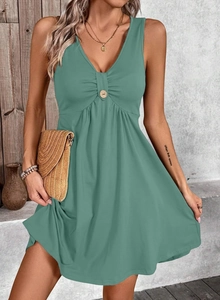 Détail du col en V avec bouton en bois sur cette robe d'été sans manches vert sauge