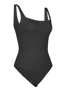 Dettaglio del body nero senza cuciture con scollo quadrato e spalline larghe