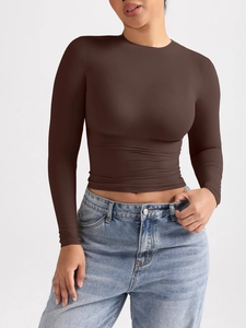 Détail du crop top ajusté à manches longues en couleur café foncé avec tissu extensible