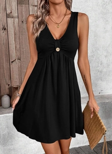 Détail du décolleté en V avec bouton décoratif en bois sur la robe noire sans manches
