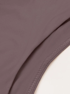 Vista macro delle cuciture a zig-zag sul body elasticizzato color malva scuro
