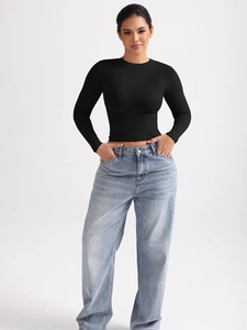Texture détaillée du crop top noir à manches longues avec gainage et col rond chic