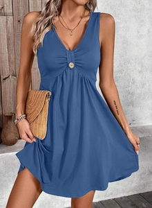 Détail de la robe sans manches bleu marine à col en V avec bouton bois et taille plissée