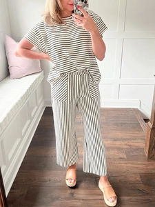 Texture dettagliata del set casual a righe bianco e nero con pantaloni larghi a vita alta